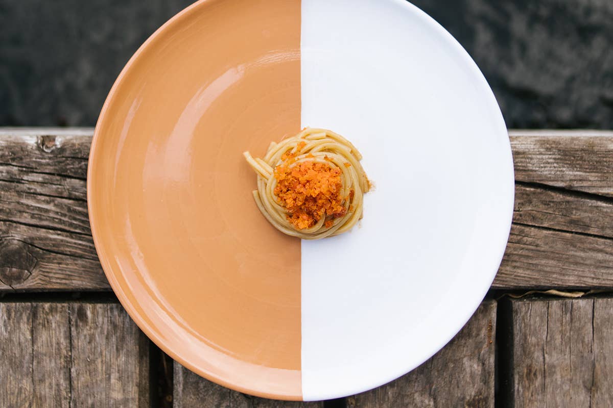 Spaghetto ragout & bottarga. Foto: Foto: Butturini Mos a Desenzano, cucina liberà e design modern retro anni 50